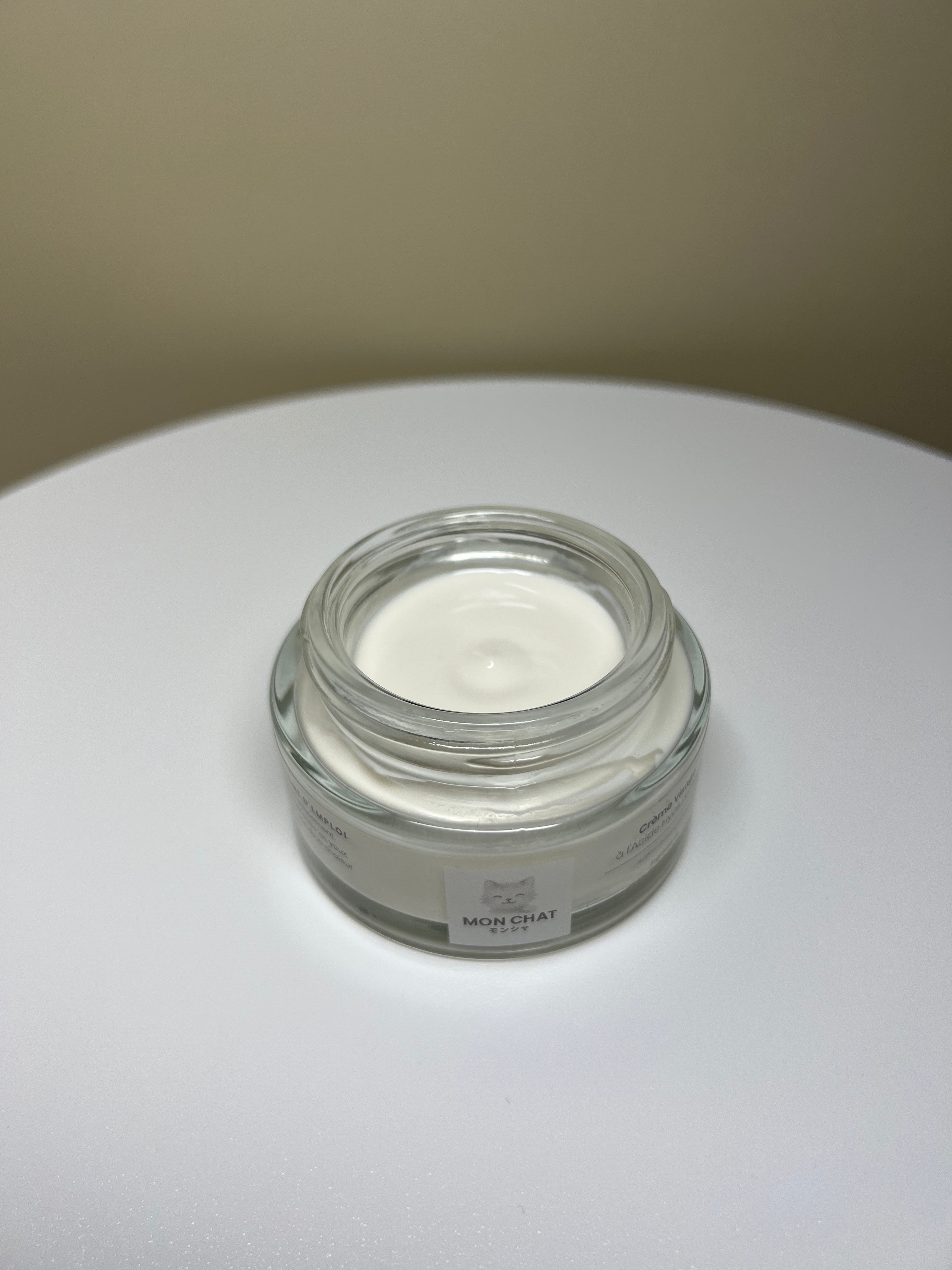 Texture crème hydratante visage MON CHAT – soin acide hyaluronique